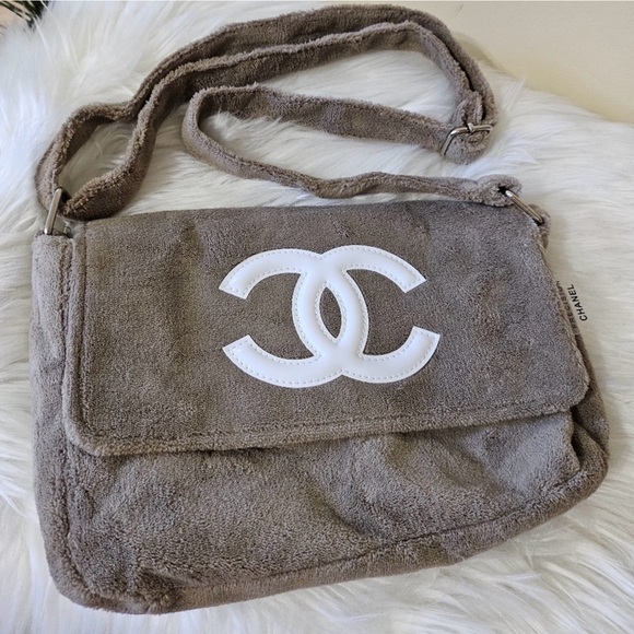 Chanel Gray and white crossbody/shoulder Bag. From the VIP beauty line - Picture 1 of 5